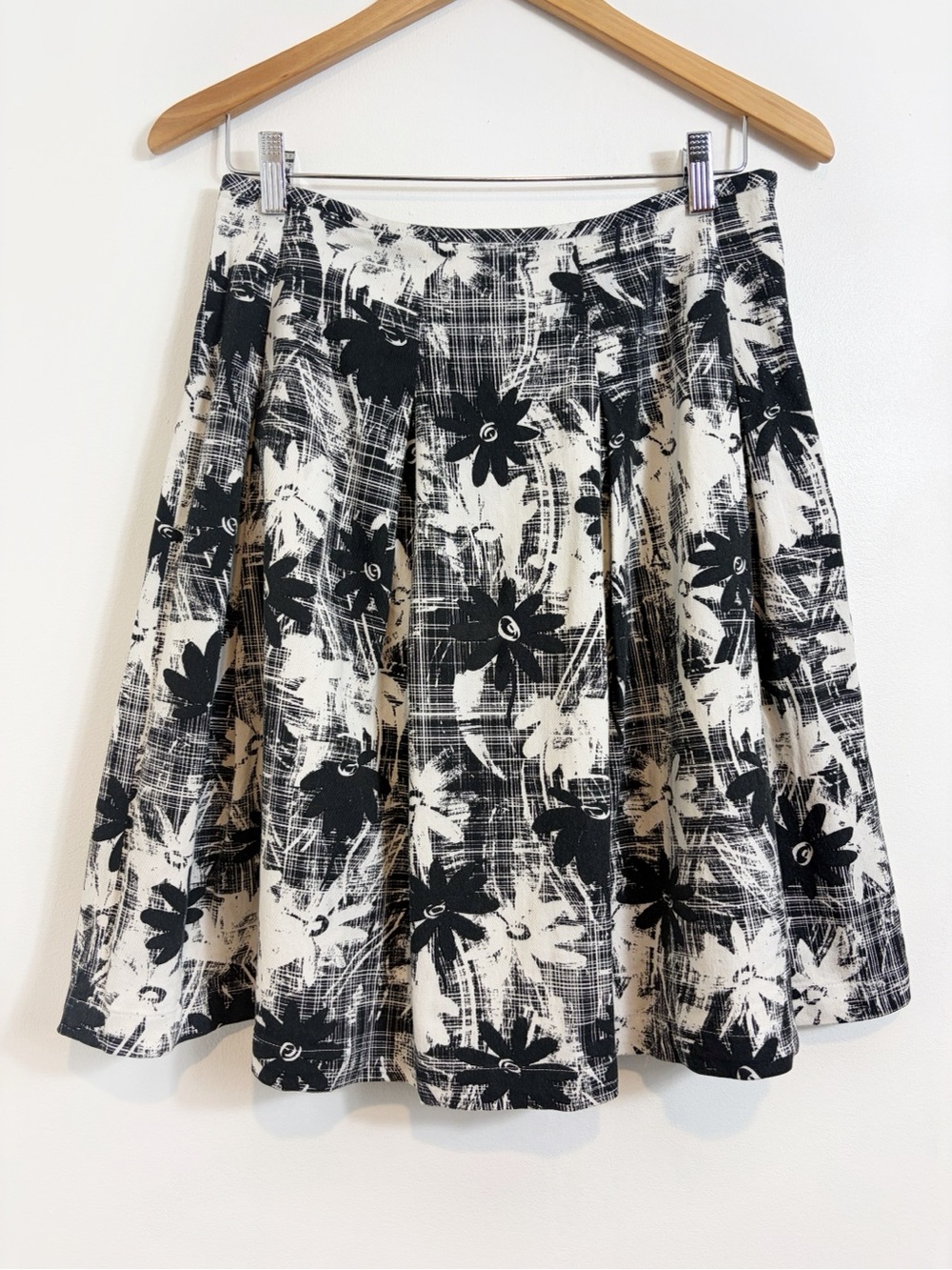 St John Sport Black & White Floral Daisy Pleated Skirt
